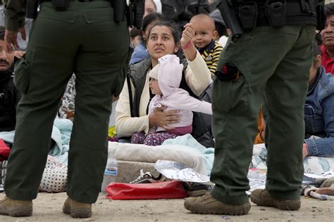 AP PHOTOS: Crowds of migrants wait at the border as Title 42 gives way to new rules